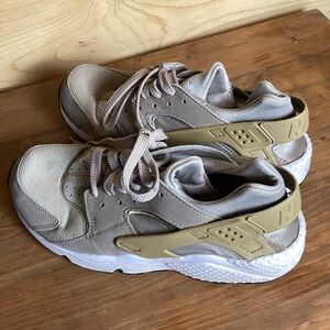 Women’s Size 8 Nike Air Shoes